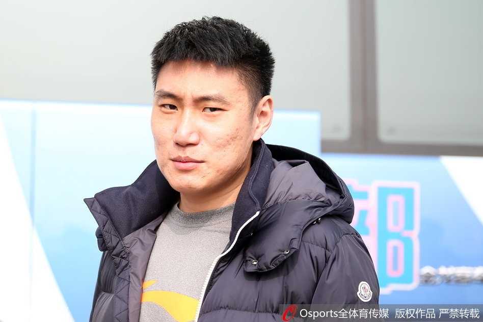 北京首钢体育CEO秦晓雯女士在出征仪式上激情演讲，她高举手臂，鼓励将士们为了北京的荣耀奋勇向前。