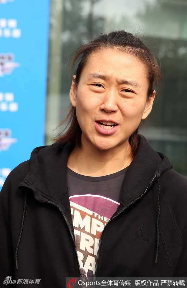 脚踝严重扭伤的刘晓宇坐着轮椅参加出征仪式，尽管行动不便，但他的到场本身就是一种激励和态度的展示。