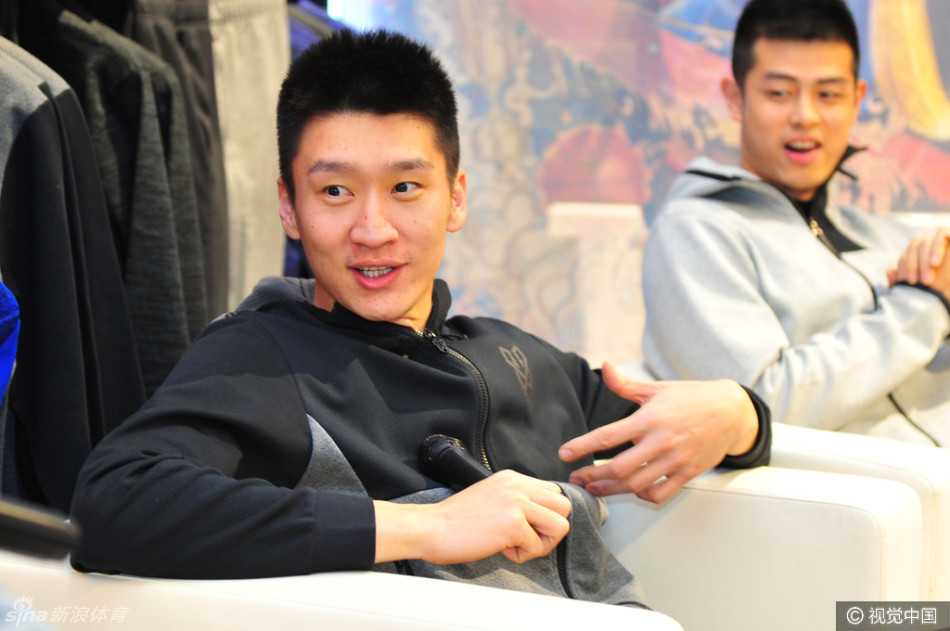 透过明亮的玻璃橱窗，可以看到几位无法进入店内的女球迷正举着手机，兴奋地隔着玻璃与心中的偶像孙悦和方硕合影，脸上洋溢着满足的笑容