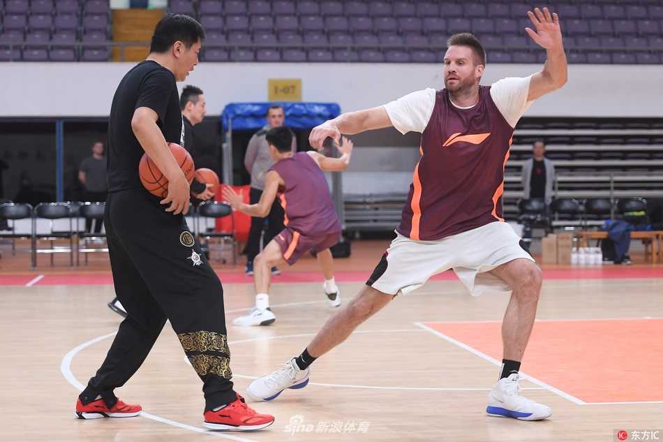 轻松一刻：训练结束后球员们相互击掌鼓劲，团队氛围融洽