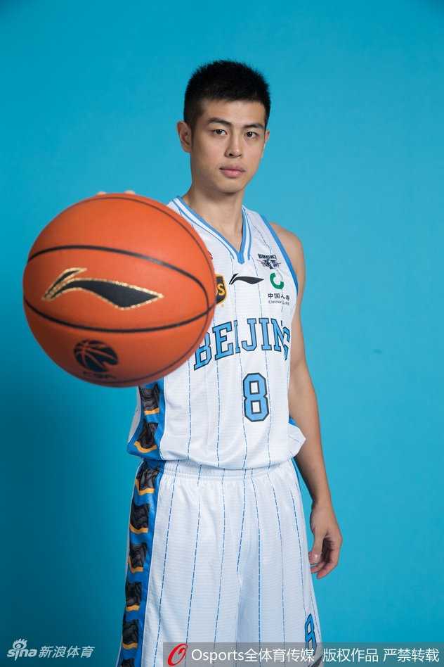 王骁辉与王旭等年轻队员围在一起，彰显团队力量，他们是板凳匪徒，随时准备上场改变比赛走势。