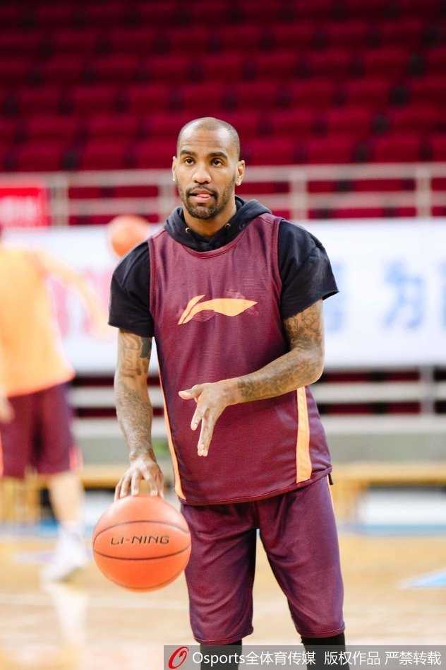 训练间隙，方硕与队友交流心得，神情严肃，探讨着训练中的细节与战术跑位。