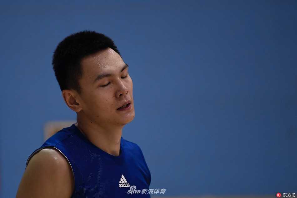 训练场上，雅尼斯俯下身子亲自为队员纠正防守滑步动作，他用手势比划着标准姿态，即使是最枯燥的基本功练习，在他的严格要求下也变得充满挑战性。