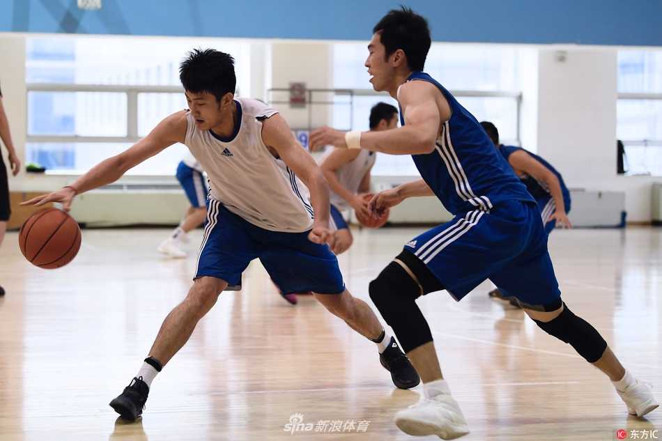 队长吉喆在训练中奋力拼抢，汗水浸湿了球衣，作为球队的老将，他在雅尼斯的体系中扮演着承上启下的关键角色，以身作则带动年轻队员。