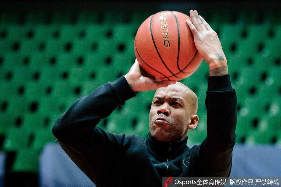 在奥体中心明亮的球馆内，马布里身穿紫色北控训练服，微微弯腰搂着一位穿着羽绒服的小朋友，眼神里充满了长辈的慈爱，仿佛在叮嘱小球迷要热爱篮球。