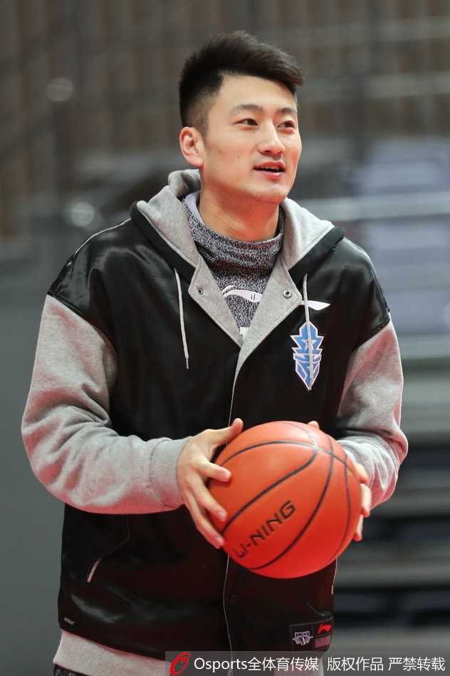 方硕在训练中做出假动作，他紧咬嘴唇，眼神假装望向远方，但手中的球却仿佛要调皮地传给不存在的队友，演技十足。