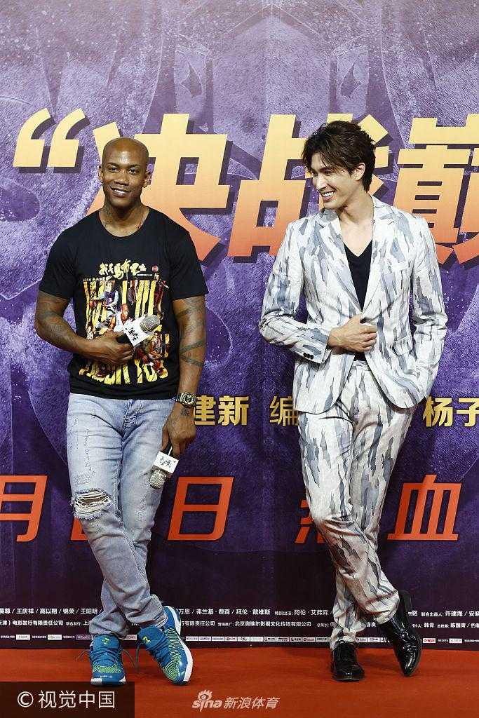 马布里身穿深色西装亮相发布会现场，他眼神坚毅嘴角微扬，竖起大拇指仿佛在为自己的人生新篇章喝彩，身后的背景板映衬出他此刻的从容与自信