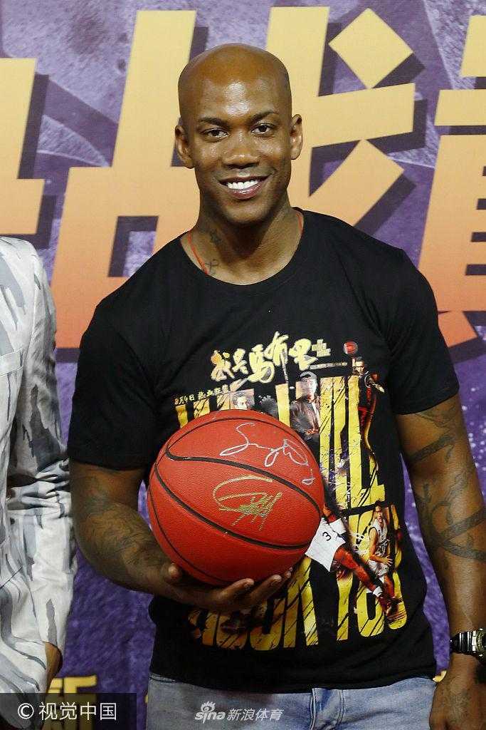 马布里、锦荣、王阳明、高以翔、何冰等主创一字排开大合影，马布里手持3号球衣站在C位，众星笑容灿烂共同为这部热血之作倾情站台