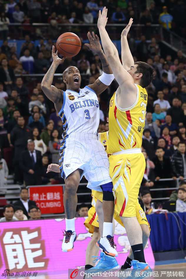 在对方严密防守下,马布里如同猎豹般加速突破,眼神中透露着必胜的坚定信念