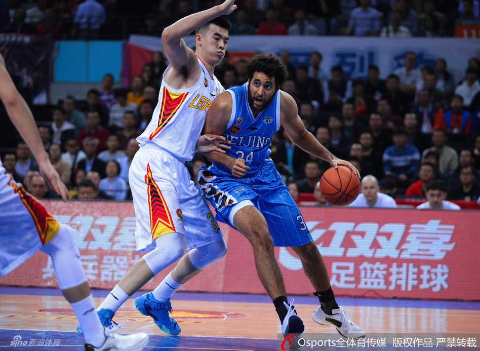 方硕在双人包夹的缝隙中冷静观察，右手高高举起指挥队友落位，颇有大师风范。