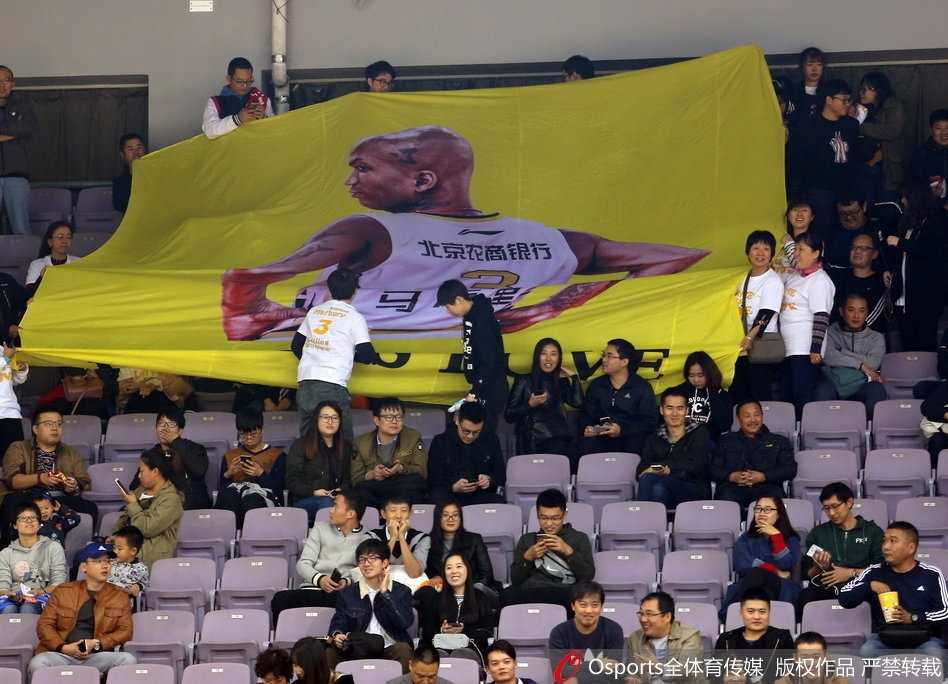 球馆灯光聚焦的赛场上，马布里表情专注地运球推进，而在他的上方看台，一幅巨大的海报格外抢眼，上面用醒目的字体写着“MY HERO”，这幅悬挂的标语正是全场数千名球迷共同的心声。