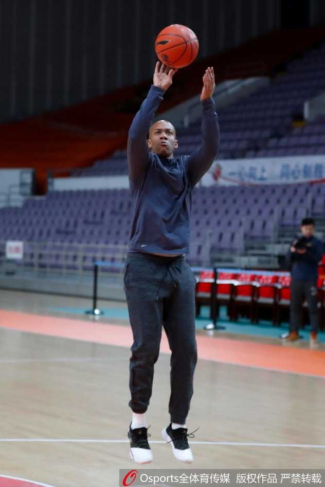 阿巴斯在一次投篮后眼神紧随篮球轨迹，这位全能前锋的每一次出手都充满自信。