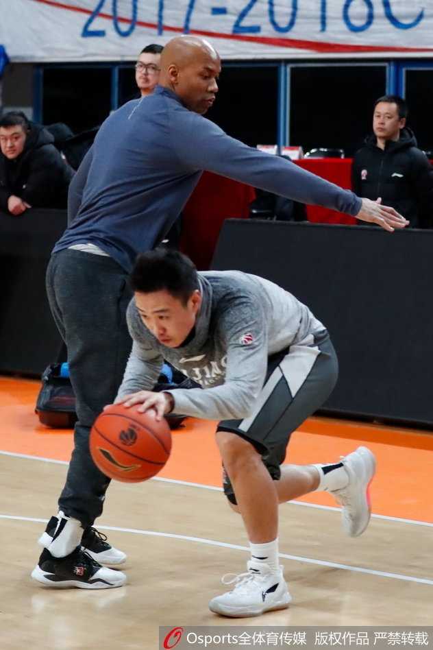 训练间隙，马布里低头沉思，仿佛正在脑海中推演着下一场比赛的每一个攻防回合。