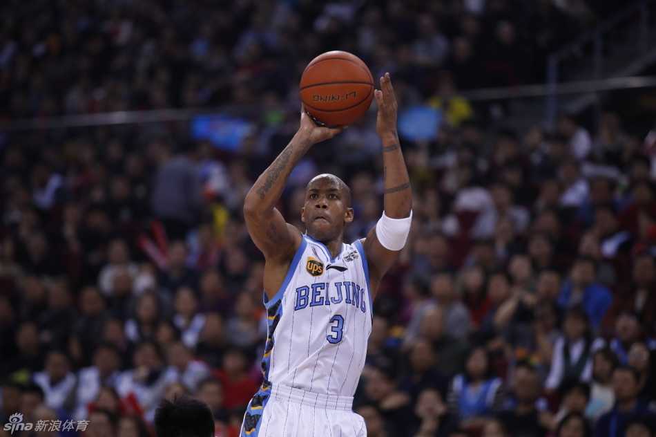 40岁的马布里在面对四川队的生死战中拖着伤腿强行突破，他的眼中只有篮筐和胜利。