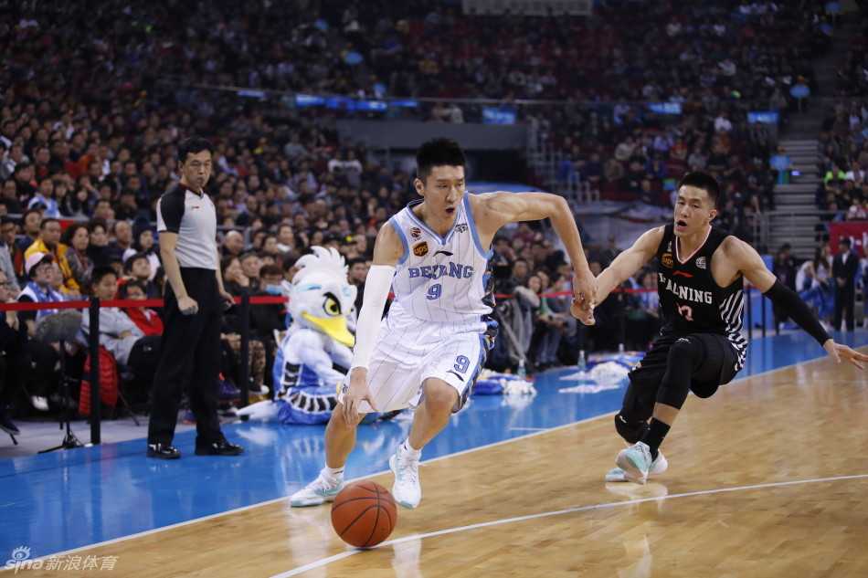 马布里在多人围堵下依然强行突破，上演高难度上篮，这是他整个赛季带伤拼搏的缩影。