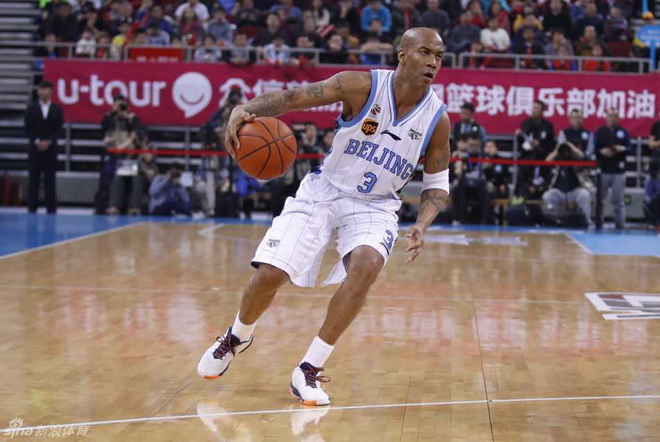 吉喆在禁区附近果断出手跳投，他的稳定中投是那几年北京队破解联防的重要武器。