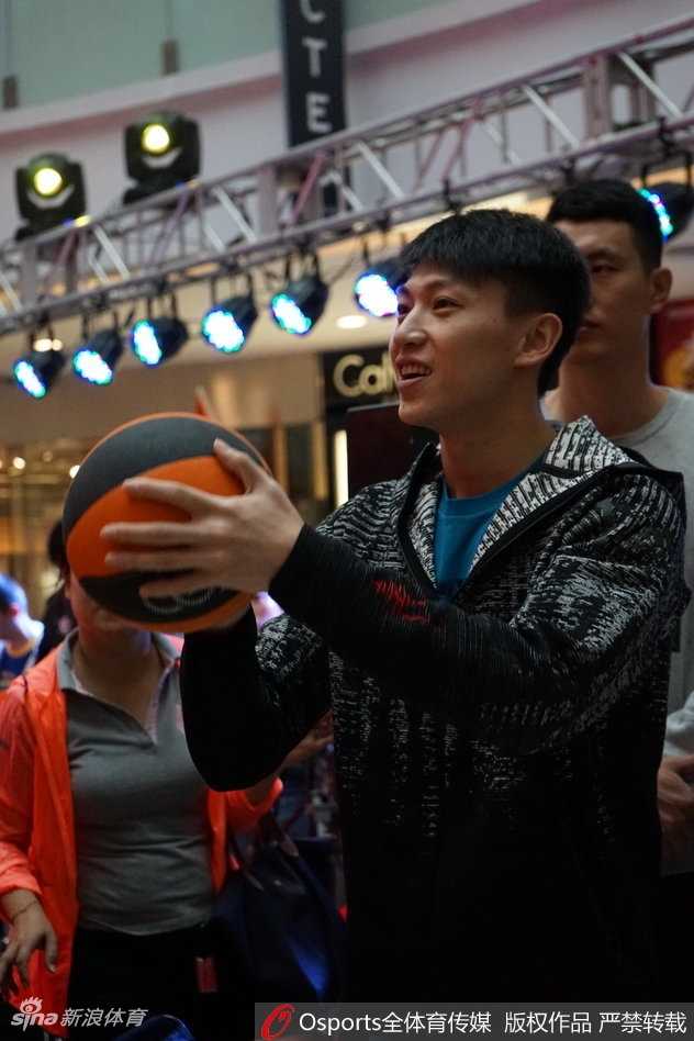 吉喆面带温和笑容，伸出手臂与看台上的小球迷击掌互动，温馨的瞬间定格了球员与球迷之间的深厚情谊。