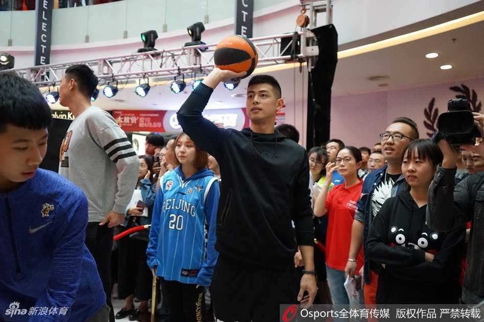 翟晓川手握篮球，眼神犀利地望向远方，强壮的体魄下是无数次拼抢篮板的决心，准备在新赛季继续捍卫北京队的荣耀。