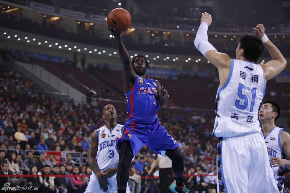 马布里侧翼持球，面对防守悍将跃起抛投，皮球划出优美弧线直奔篮筐。