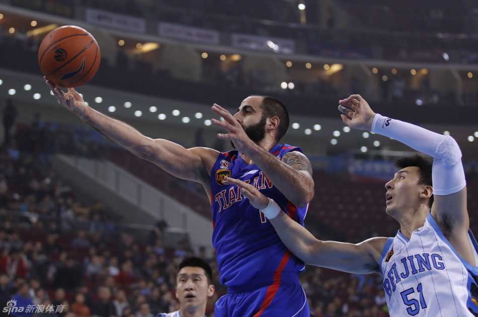 方硕眼观六路，在行进间送出精准的背后秒传，撕开对手防线。