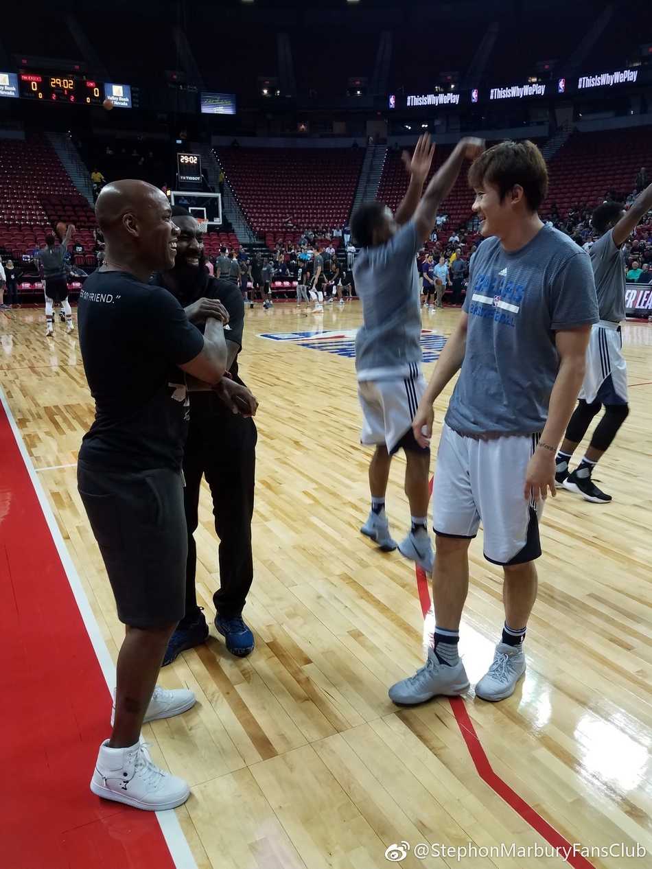 画面中，穿着便装的马布里侧身专注地看向球场方向，神情中透着对场上局势的关切，仿佛在用眼神向正在拼搏的丁彦雨航传递力量。