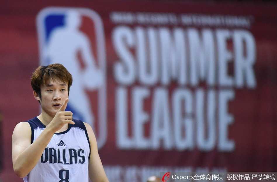 丁彦雨航在比赛中持球突破，面对防守球员的围堵，他毫无惧色，眼神中透露出坚定的杀气，这正是马布里最为欣赏的那股拼劲。