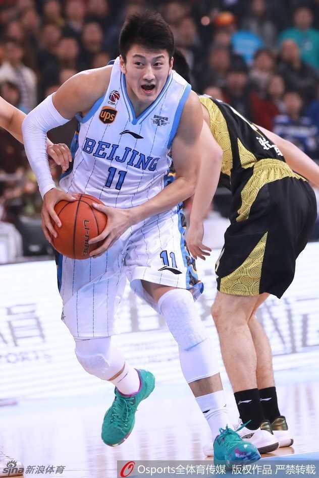 段江鹏压低重心一个加速摆脱贴身防守，身体姿态充满爆发力，准备直杀篮下。