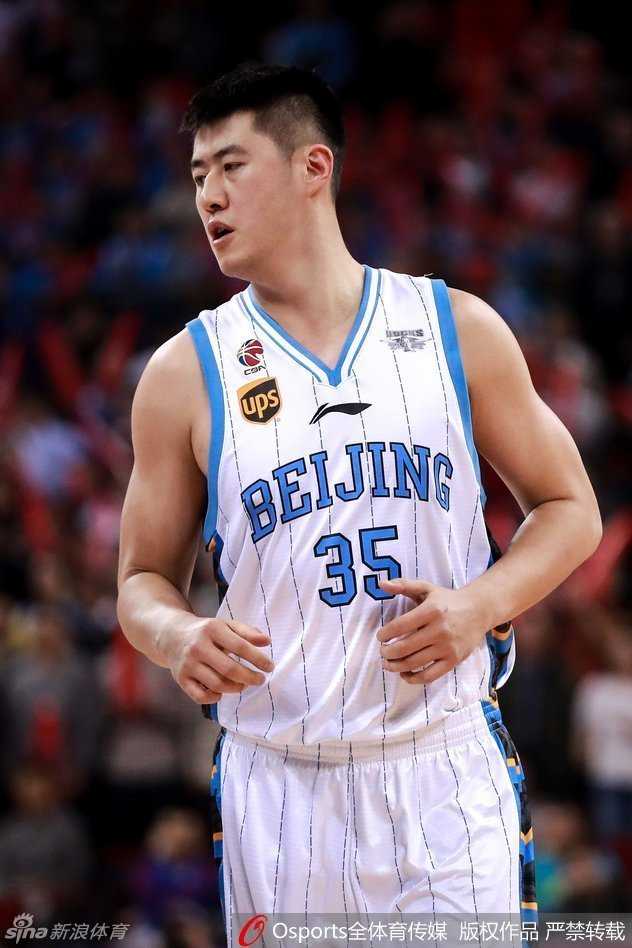 尽管遭遇严密盯防，马布里依然如利刃般撕开对手防线，眼神中满是杀气和坚定。