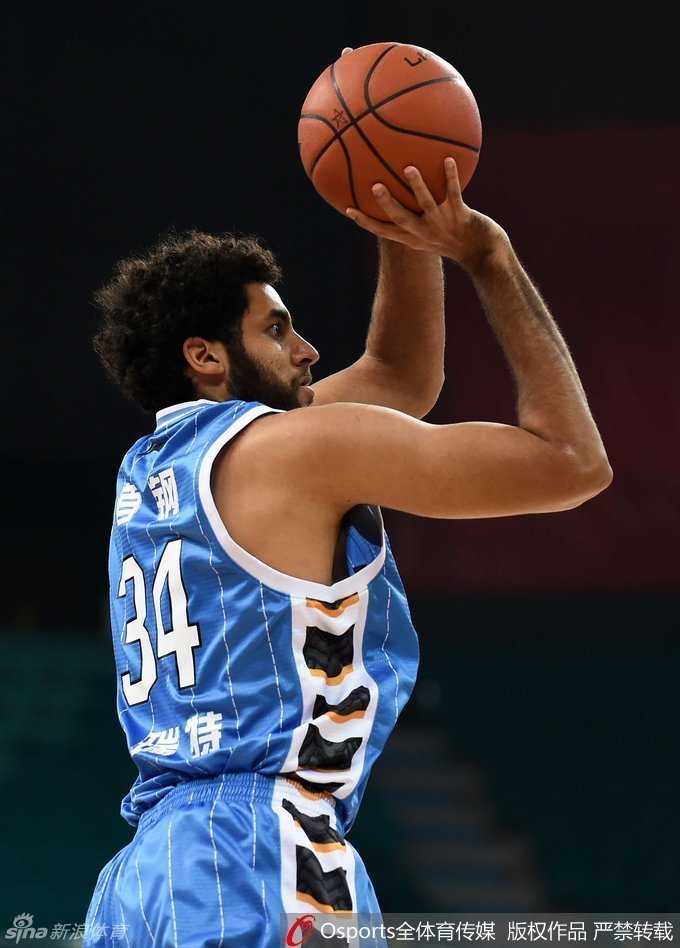 段江鹏张开双臂如同展开的城墙，死死贴住试图突破的肯尼迪，每一次脚步移动都充满了不屈的意志与坚韧。