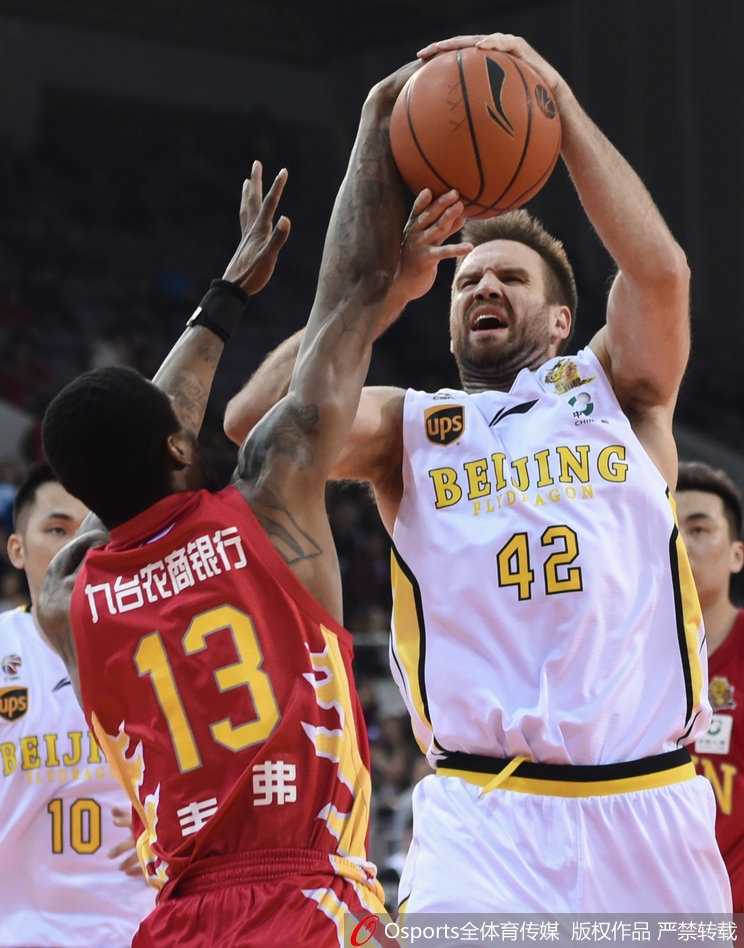 获胜后的北控球员们紧紧相拥，汗水与笑容交织，团结一心的画面定格成这个夜晚最温暖的瞬间。