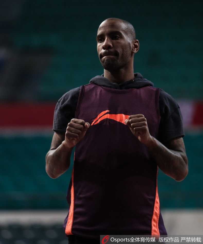 方硕完成一次漂亮突破后与助理教练相视而笑，训练氛围紧张又融洽。两人似乎在交流着刚才动作的细节，这种亦师亦友的关系正是北京首钢队内良好化学反应的真实写照。