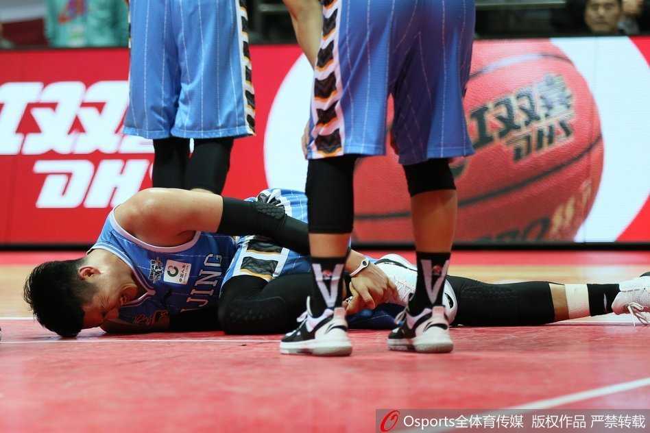 八一队年轻内线在三人包夹下依然顽强起跳，手臂高高扬起，试图在长人如林的北京队内线完成一次霸气补篮。