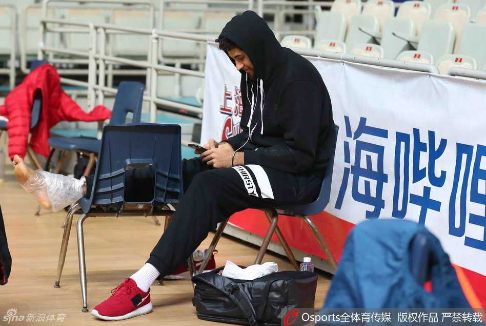 四十岁的马布里眼神如炬，运球穿越重重防守，坚毅的面庞上写满了带队逆天改命的决心。