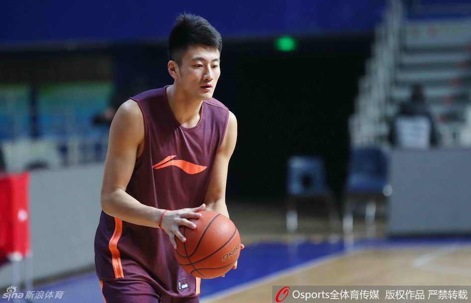 王骁辉和张庆鹏在训练中跃跃欲试，眼神中透露出板凳匪徒随时待命、上场拼杀的渴望。