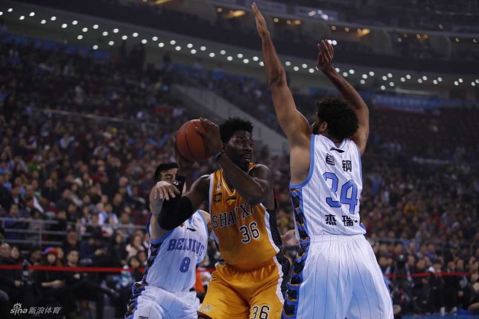 山西外援希姆斯在包夹缝隙中强行起身，肌肉紧绷如同雕塑，用最原始的力量在首钢内线凿开缺口