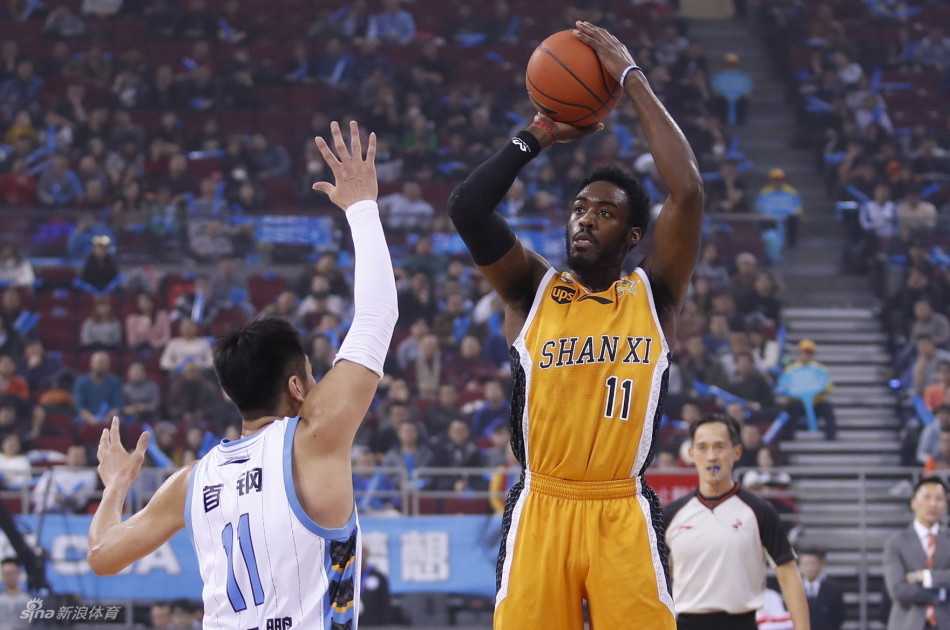 杰瑞特巨掌一挥，将希姆斯的出手狠狠扇飞，落地后他俏皮地吐舌一笑，守护禁区的他也有大男孩般的可爱