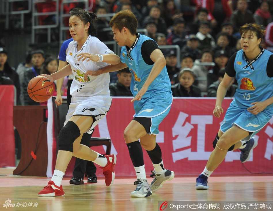 八一女篮年轻小将潘臻琦在进攻中奋力拼抢，尽管身陷北京队两名防守球员的合围，她依然紧咬牙关，奋力将球高高抛起，展现出不屈的斗志。
