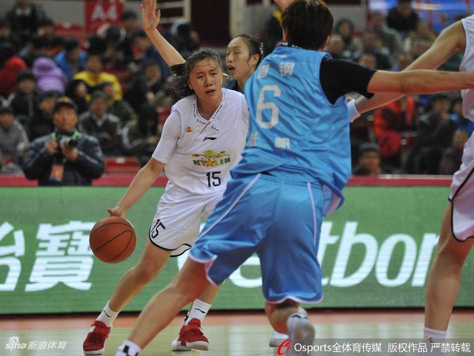 北京队前锋邵婷犹如灵动的蝴蝶穿花于八一队的防线之间，她以标志性的突破上篮，在空中舒展身体，轻巧地躲避封盖，将球稳稳放进。