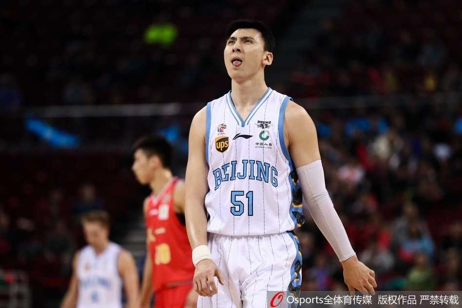 汉密尔顿迎着八一队许钟豪的长臂干扰，毅然决然地在内线高高跃起，指尖轻柔地将皮球送入篮筐，眼神中满是不可动摇的信念。