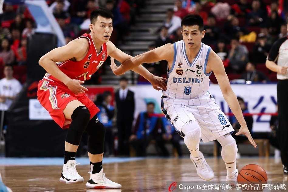 王骁辉投中反超三分后，双手握拳指向天空，队友们疯狂地冲向他，汉密尔顿的脸上更是露出了如释重负的灿烂笑容，这无疑是属于团队篮球的荣耀时刻。