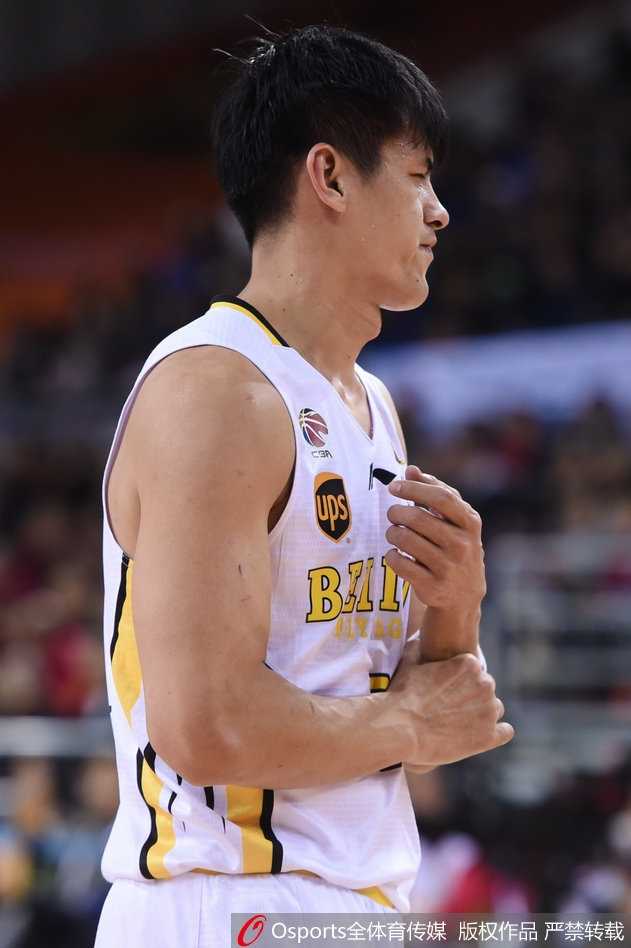 八一队长雷蒙突破重围飞身上篮，身体在空中拉成一张弓，球衣因剧烈运动而翻起，彰显着军旅之师的顽强。