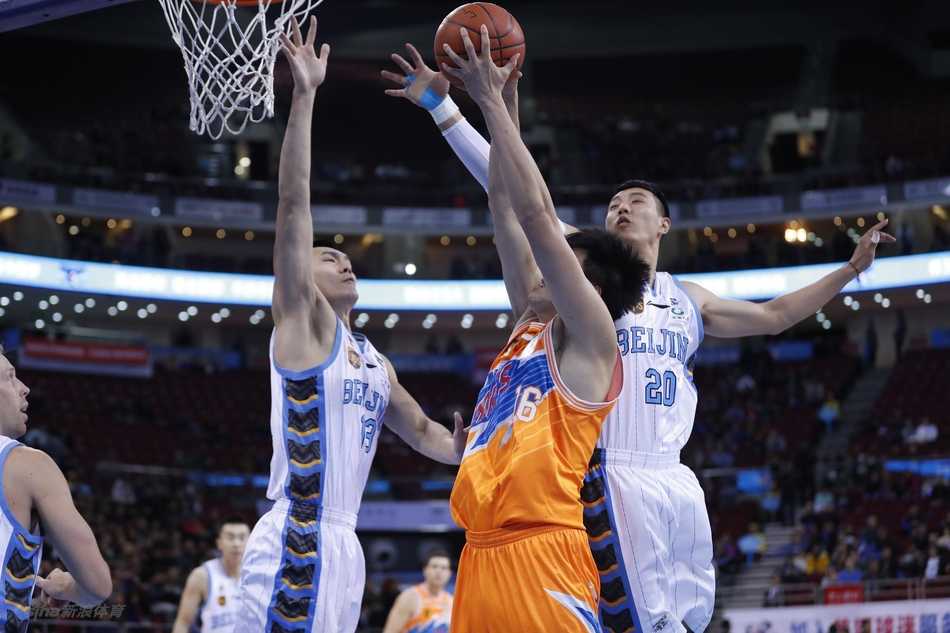 赛后北京首钢全队围聚在场地中央，球员们高举手臂相互击掌庆祝，背后大屏幕上显示着108-98的最终比分。