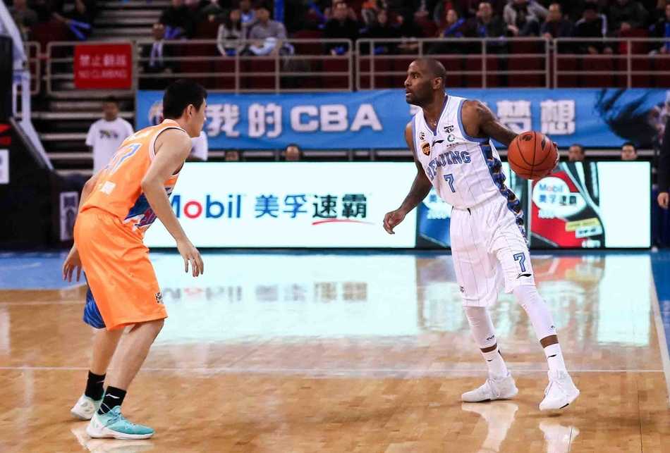 北京首钢外援杰克逊在三人包夹下华丽变向突破，眼神坚毅地盯着篮筐，仿佛在告诉对手这里的节奏由我掌控。