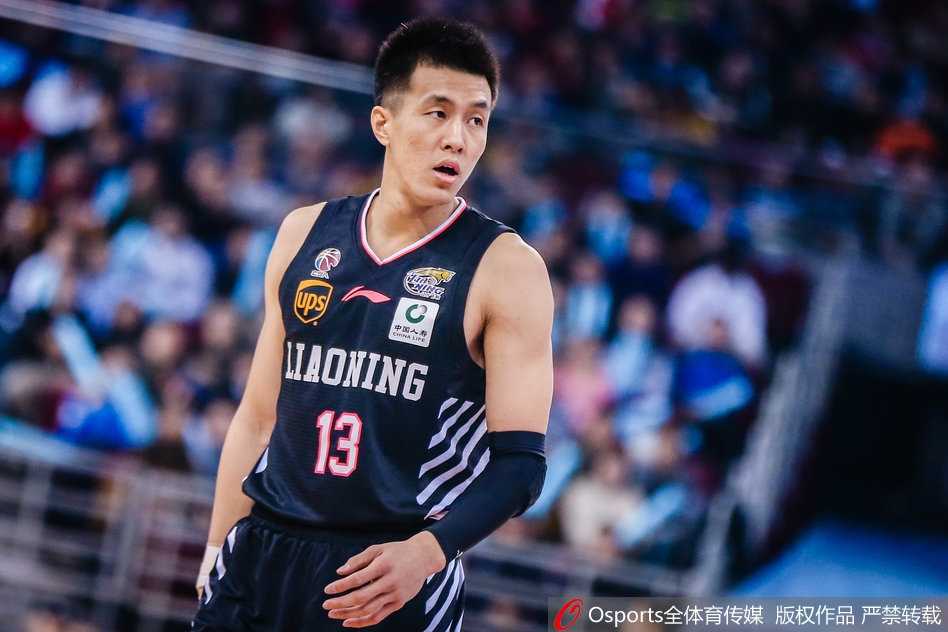 终场哨响，五棵松体育馆的记分牌定格在96-87，北京队球员们围聚在一起怒吼庆祝，这片场地见证了他们在强强对话中的辉煌胜利。