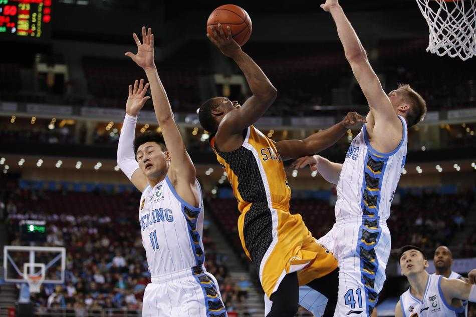 翟晓川在快攻中犹如出鞘的利剑，他甩开防守球员，侧身回头望向队友，做好了随时接球完成最后一击的准备。