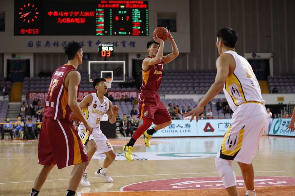 约旦板爷阿巴斯高高跃起，在与浙江队年轻内线的争抢中稳稳收下篮板，落地瞬间眼神已望向全场，准备发动标志性的反击快攻。