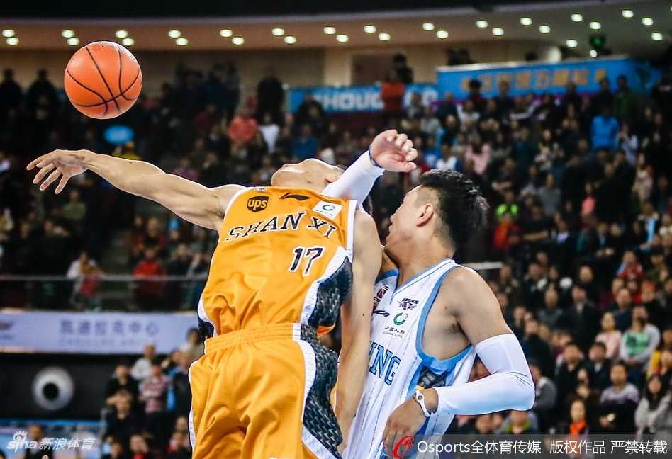 翟晓川外线持球，面对扑防上来的山西球员，眼神坚定地出手三分，篮球在空中划出一道美妙的弧线。