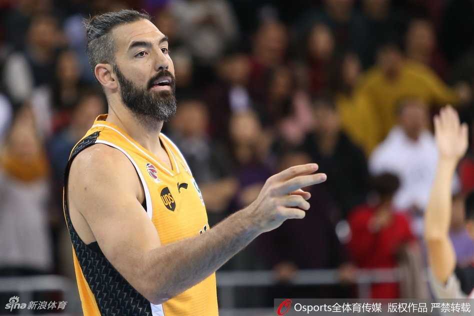 常林高高跃起，双手将球砸入篮筐，防守球员只能望球兴叹，整个球馆的欢呼声仿佛要冲破屋顶。