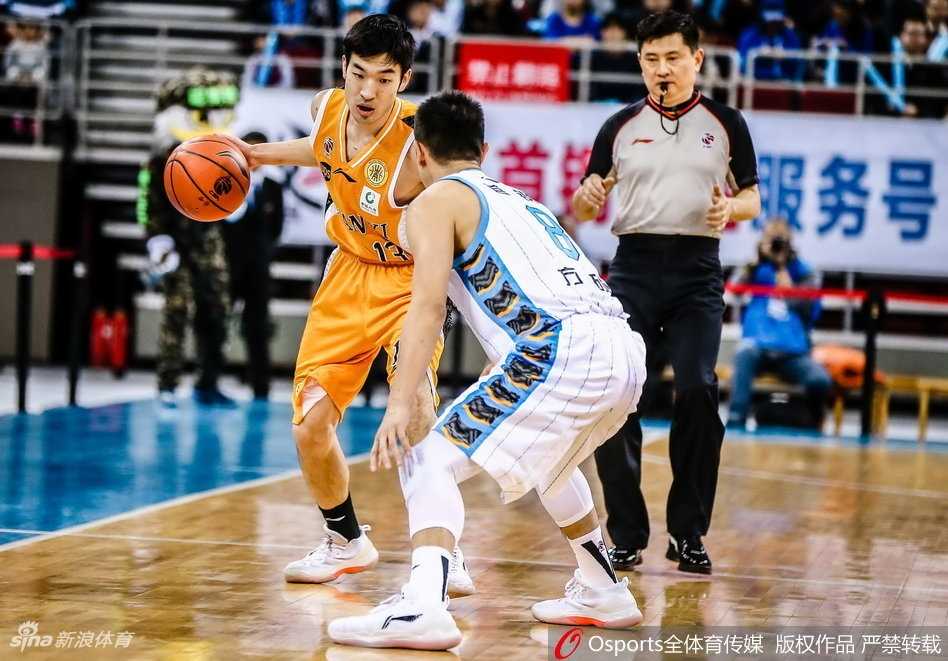 杰克逊嘴角微微上扬，轻松写意地将球抛向空中，助攻队友完成空中接力，这是属于团队篮球的美妙乐章。