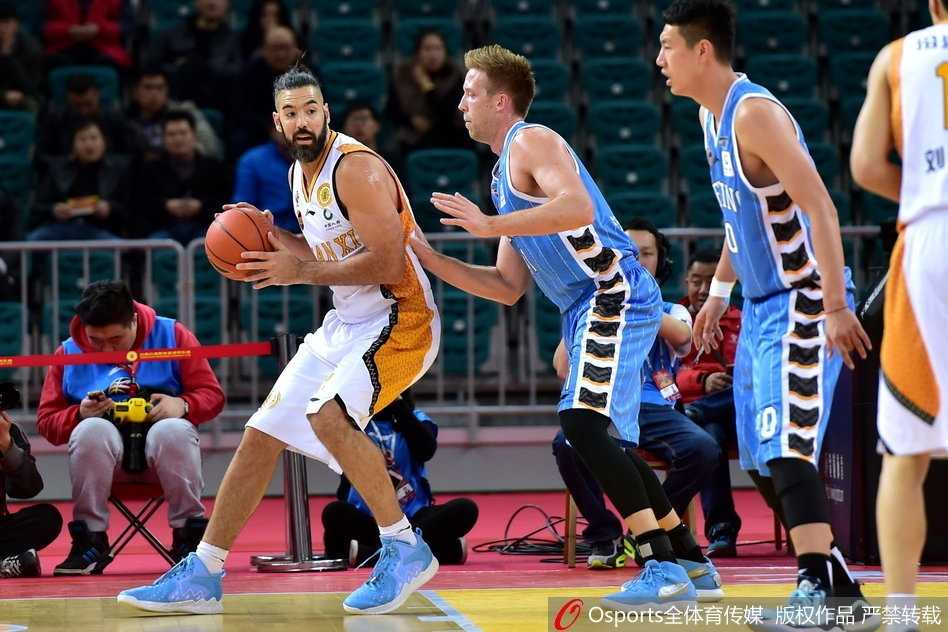 方硕在比赛最后时刻持球推进，他冷静地观察着场上局势，面对山西队的围堵毫无惧色，用大心脏表现为球队锁定胜局。